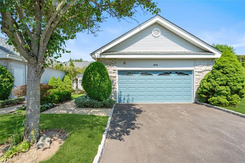 575 Mirror Pond Ct, Moriches, NY, 11955-1705 | Card Image