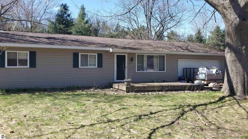 2131 Fielstra Dr, Traverse City, MI, 49686-9133 | Card Image