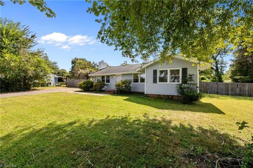 5615 Plantation Dr, Winston Salem, NC, 27105-1415 | Card Image