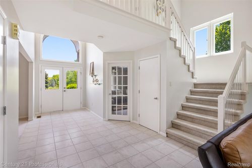 4136 Oakland Ridge Dr, Lake Orion, MI, 48359-1751 | Card Image