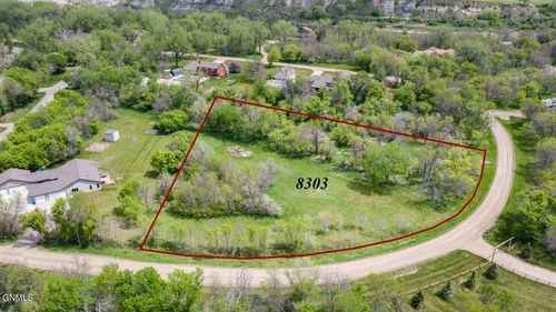 8303 Briardale Loop, Bismarck, ND, 58504-3009 | Card Image