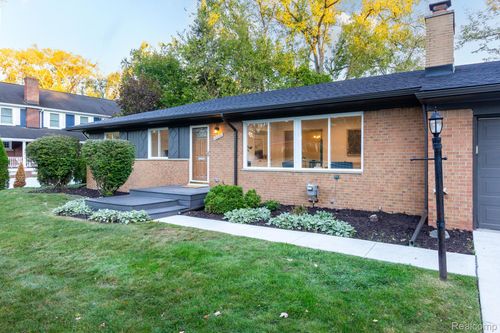 19332 Beverly Rd, Beverly Hills, MI, 48025-3903 | Card Image