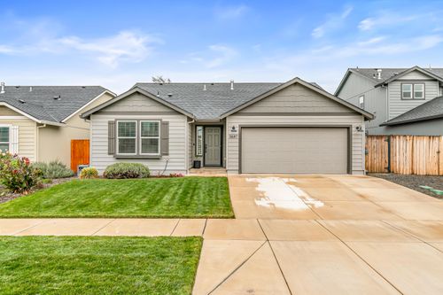 3647 Durst St, Medford, OR, 97504-4226 | Card Image