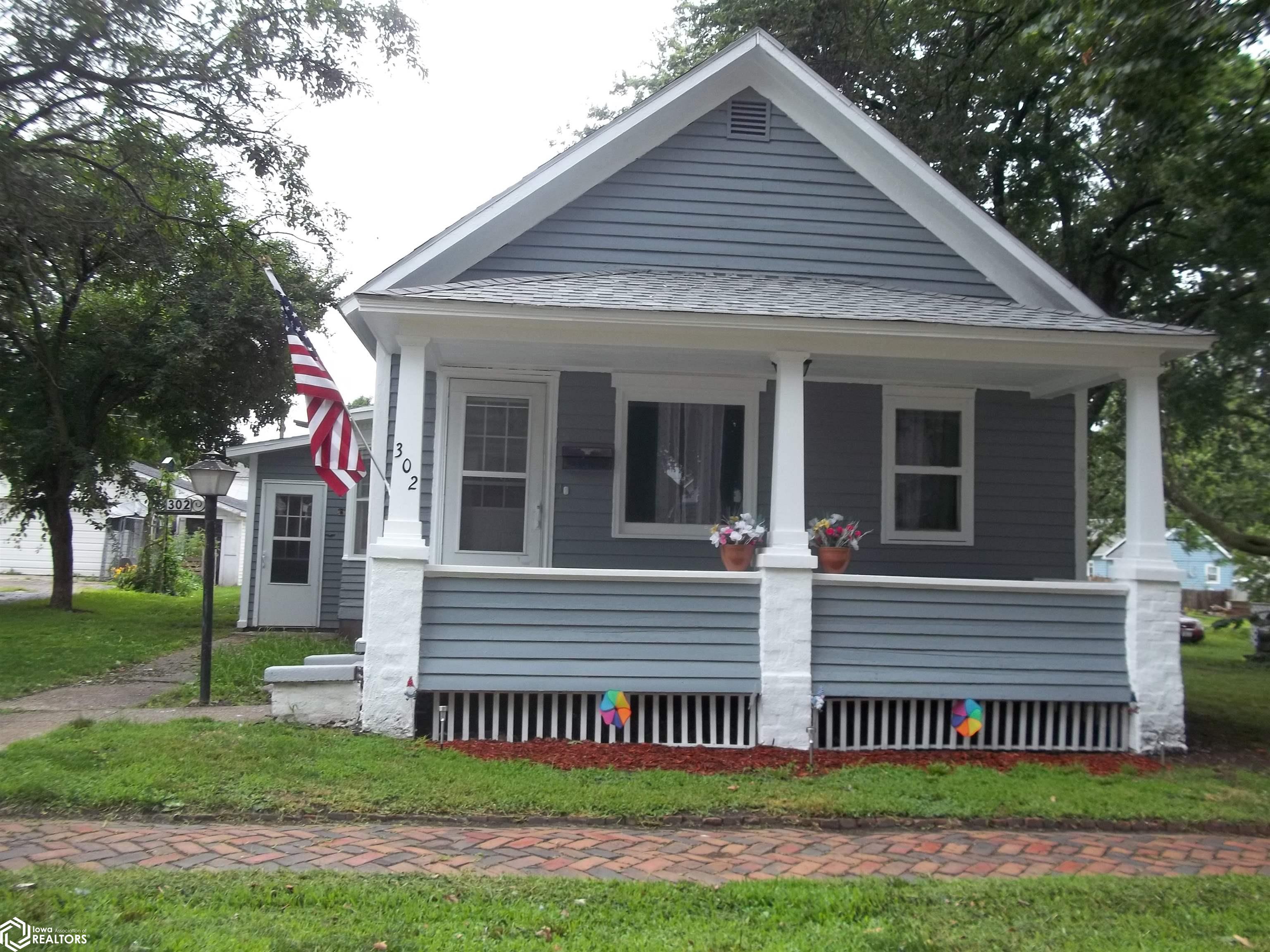 Vine St, Creston, IA 50801