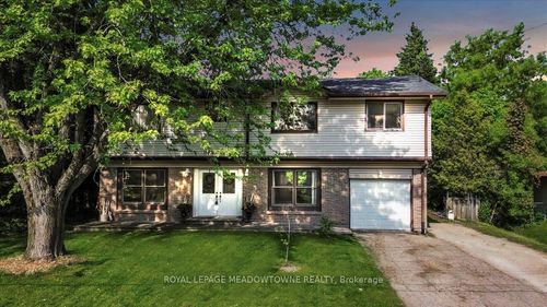 39 Mill St, Hillsburgh, ON, N0B1Z0 | Card Image