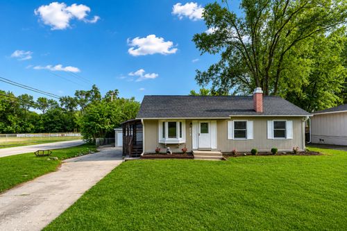413 Fairfield Dr, Island Lake, IL, 60042-9435 | Card Image