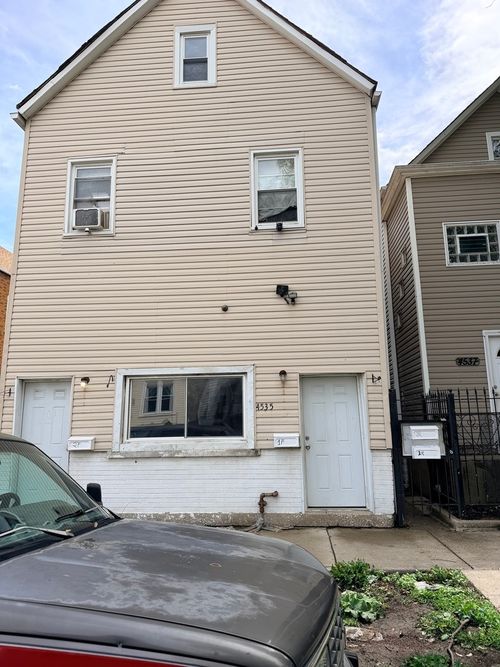 4535 Honore St, Chicago, IL, 60609-3847 | Card Image
