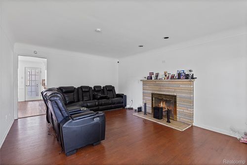 29150 Geraldine Ct, Warren, MI, 48093-5226 | Card Image