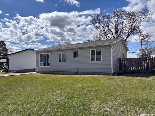 11 6th Street Cres, Kindersley, SK, S0L1S1 | Card Image
