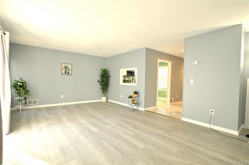 14 Kensington Way, Middletown, NY, 10940-2104 | Card Image