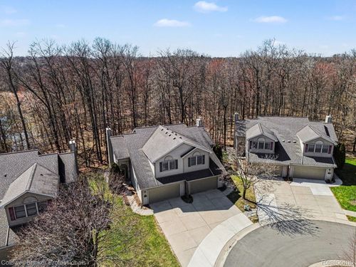 252 Stratford Ln, Lake Orion, MI, 48360-1352 | Card Image