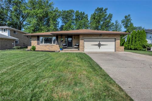 6140 Meadview Dr, Seven Hills, OH, 44131-2950 | Card Image