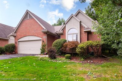 30532 Hazelwood Court, Condo with 2 bedrooms, 3 bathrooms and null parking in Farmington Hills MI | Image 2