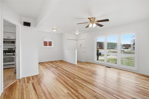 15225 Common Rd, Roseville, MI, 48066-1809 | Card Image