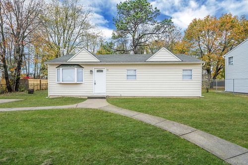 111 Merrill St, Brentwood, NY, 11717-3318 | Card Image