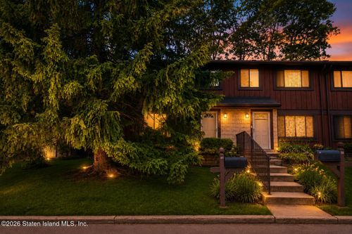 40 Stone Ln, Staten Island, NY, 10314-5943 | Card Image