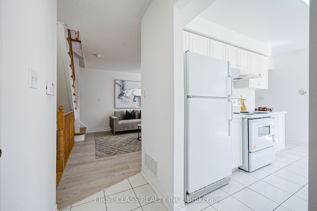 202 - 28 Rosebank Dr, Condo with 3 bedrooms, 3 bathrooms and 2 parking in Scarborough ON | Image 5