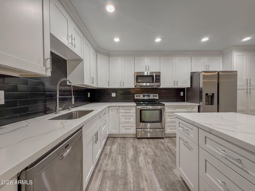 b7-5525 E Thomas Rd, Phoenix, AZ, 85018-8126 | Card Image