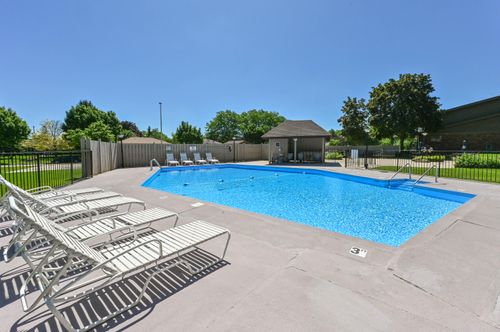 4015 S 84th St, Greenfield, WI, 53228-2337 | Card Image