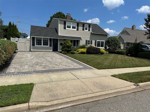 33 Rigger Ln, Levittown, NY, 11756-5121 | Card Image