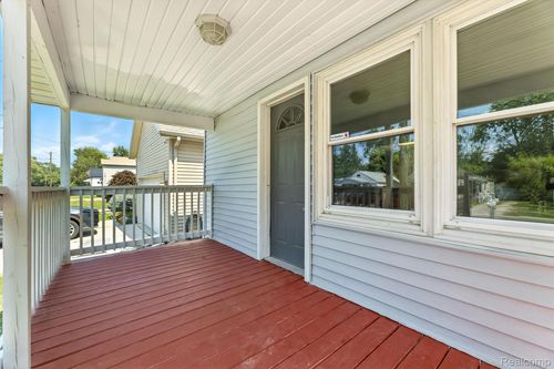 124 Taylor St, Port Huron, MI, 48060-1003 | Card Image