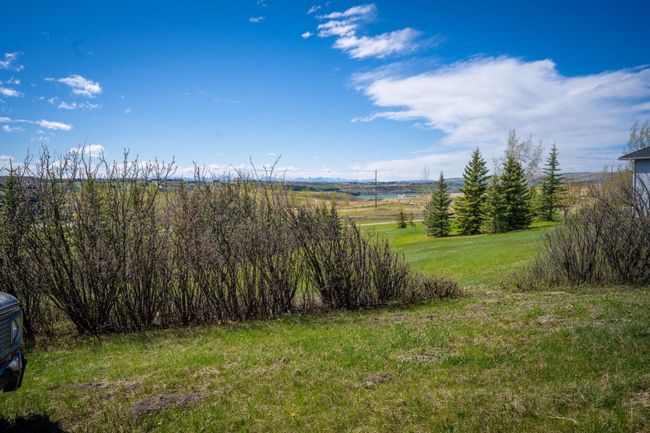 37 Blazer Estates Ridge, Home with 5 bedrooms, 2 bathrooms and 8 parking in Rural Rocky View County AB | Image 11