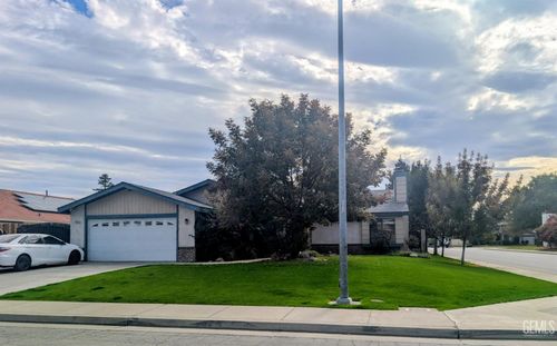 6925 Aztec Way, Bakersfield, CA, 93308-6471 | Card Image