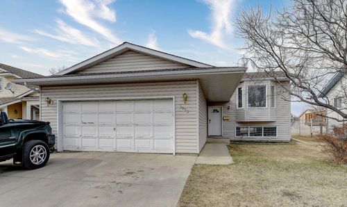 8922 104 Avenue, Home with 5 bedrooms, 3 bathrooms and 4 parking in Grande Prairie AB | Card Image