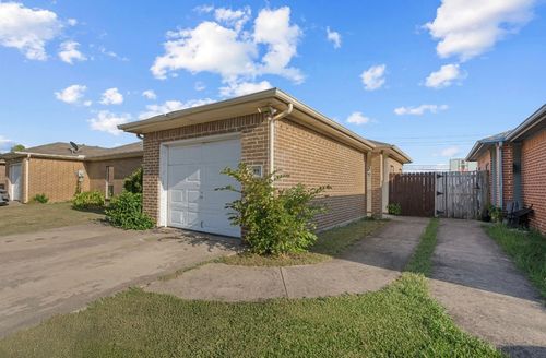 989 Lake Dr, Grand Prairie, TX, 75051-2300 | Card Image