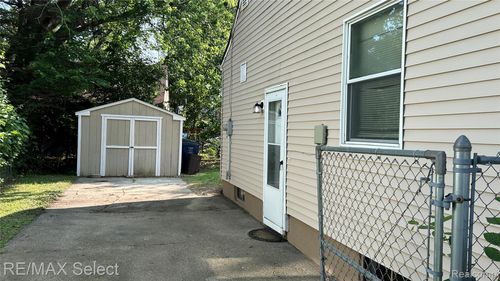 1902 Crestbrook Ln, Flint, MI, 48507-5339 | Card Image