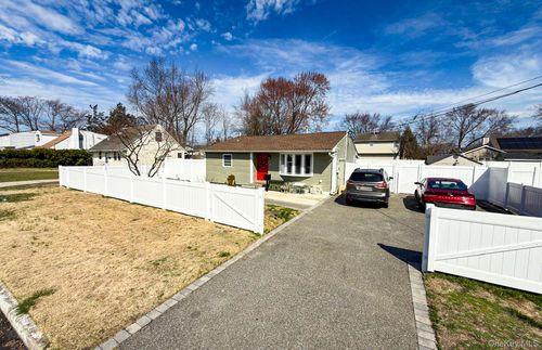 13 Walnut St, Central Islip, NY, 11722-3801 | Card Image