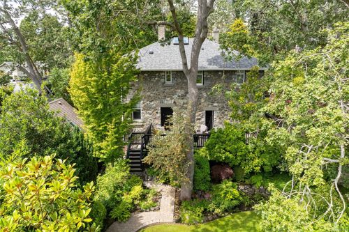 2088 Falkland Pl, Oak Bay, BC, V8S4M5 | Card Image