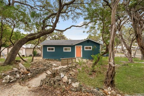 143 Park Dr, Pipe Creek, TX, 78063-6445 | Card Image