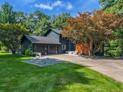 15 Valley View Dr, Blue Grass, IA, 52726-9568 | Card Image