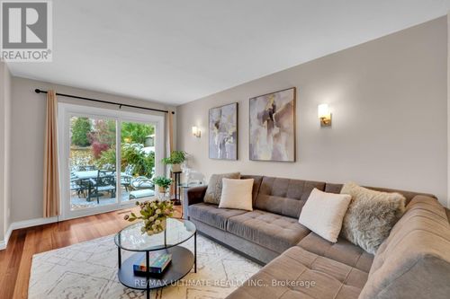 74 Robinson Cres, Whitby, ON, L1N6W5 | Card Image