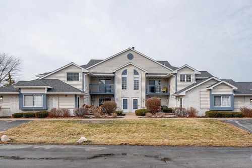 5-W240N2532 E Parkway Meadow Circle, Pewaukee, WI, 53072 | Card Image