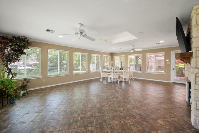 Open living area | Image 18