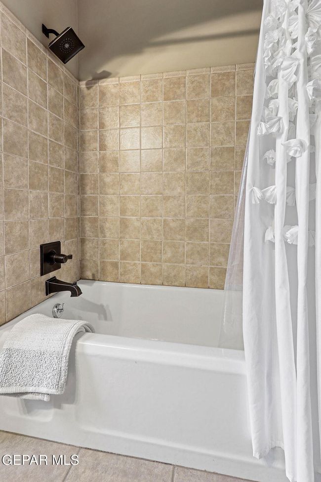 Guest Full Bath | Image 26