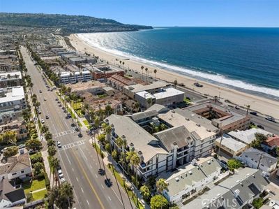 211 - S Catalina Avenue, Townhouse with 3 bedrooms, 2 bathrooms and 2 parking in Redondo Beach CA | Image 1