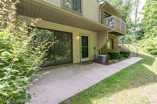 410 Spring Brooke Dr, Brighton, MI, 48116-2911 | Card Image