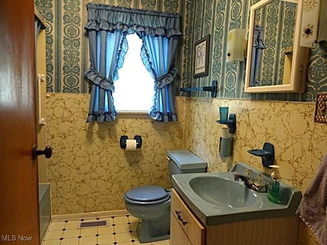 210 3 Rd St, House other with 3 bedrooms, 2 bathrooms and null parking in Spencer WV | Image 17