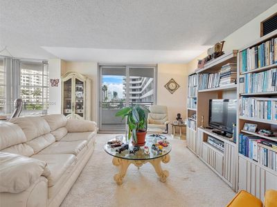 4S - 5555 Collins Ave, Condo with 1 bedrooms, 1 bathrooms and null parking in Miami Beach FL | Image 3