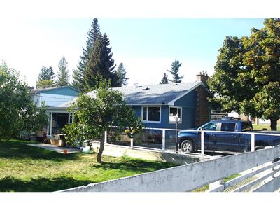 700 12th Ave S, House other with 3 bedrooms, 2 bathrooms and 3 parking in Cranbrook BC | Image 2