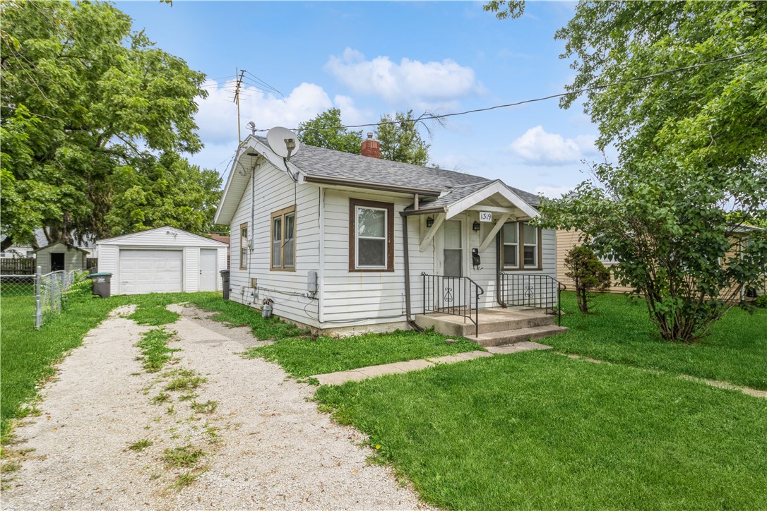 Bundy St, Des Moines, IA 50315