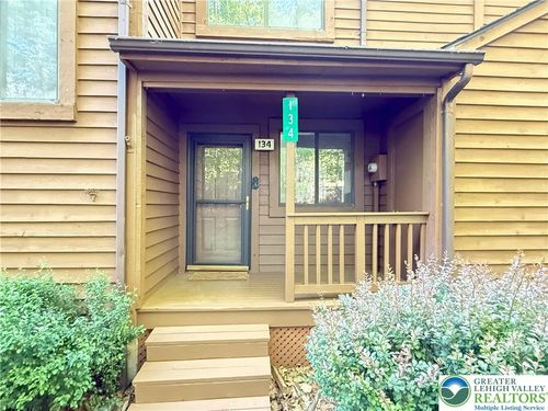 134 English Ct, Bushkill, PA, 18324-7995 | Card Image