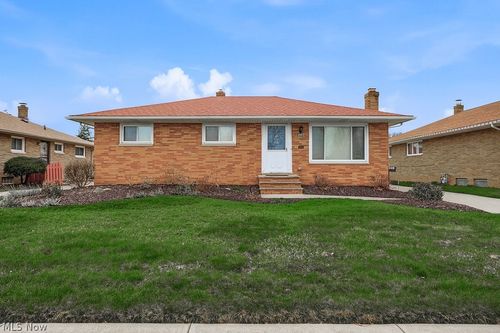 4882 Southwood Dr, Brooklyn, OH, 44144-3136 | Card Image