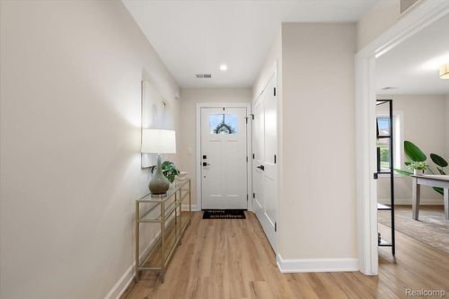 386 Notre Dame St, Grosse Pointe, MI, 48230-1521 | Card Image