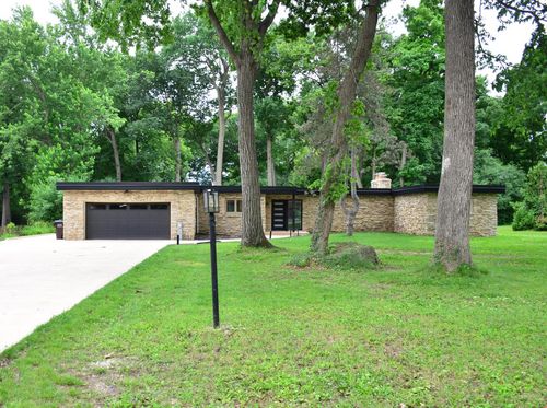 13815 W Robin Trail, New Berlin, WI, 53151 | Card Image