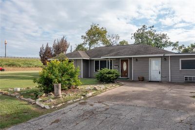 1003 N Kleas Street, House other with 4 bedrooms, 3 bathrooms and null parking in Edna TX | Image 2