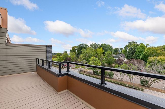 South facing unit overlooking Lake Street | Image 18